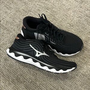 NIB Mizuno Wave Horizon 6 Black Running Shoes